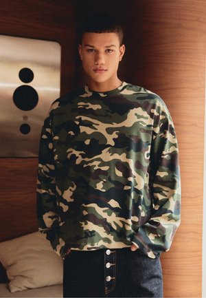 Bershka, LONG SLEEVE BOXY-FIT - PRINT T-SHIRT - T-shirt à manches longues - multi-coloured