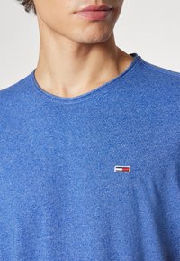 Tommy Jeans JASPE C NECK  - Navadna majica - bright blue