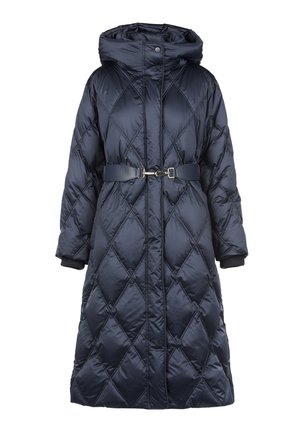 Sötétkék hosszú puffertakó, gyémánt alakú steppeléssel, kapucnival és övvel ellátott derékkal. Bordás mandzsettákkal és cipzáros elülső zárással rendelkezik.