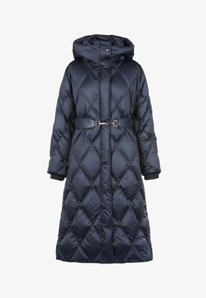 Sötétkék hosszú puffertakó, gyémánt alakú steppeléssel, kapucnival és övvel ellátott derékkal. Bordás mandzsettákkal és cipzáros elülső zárással rendelkezik.