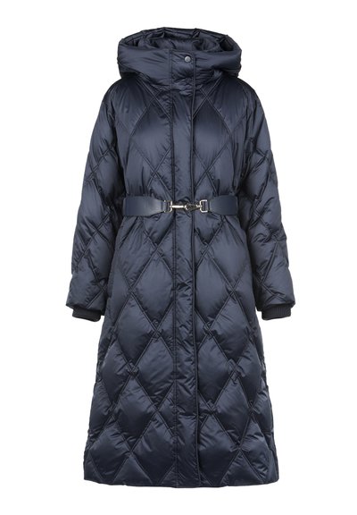 Geacă lungă puf cu model cu diamante, de culoare albastru marin, cu glugă și talie prinsă cu o curea. Prezintă manșete ribbate și închidere cu fermoar în față.