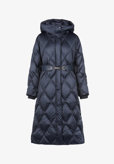 Geacă lungă puf cu model cu diamante, de culoare albastru marin, cu glugă și talie prinsă cu o curea. Prezintă manșete ribbate și închidere cu fermoar în față.