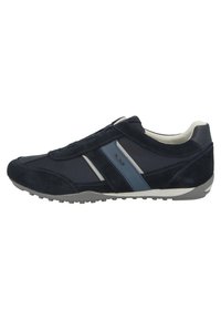 Granatowe sneakersy z połączeniem zamszu i materiałów syntetycznych. Posiadają szare akcenty oraz teksturowaną gumową podeszwę dla lepszej przyczepności. Niska konstrukcja.