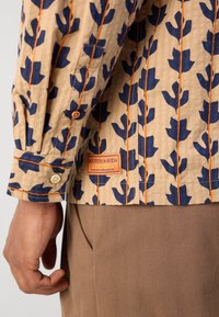 Scotch & Soda STRUCTURED PRINTED SHIRT - Camisa - blue/light brown