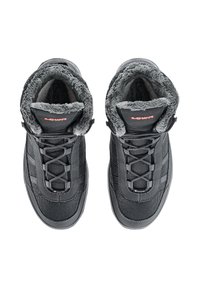 Zwarte hoge sneakers met een gestructureerde mesh bovenkant, grijze nepbont voering en een contrasterend rood logo. Voorzien van stevige veters.