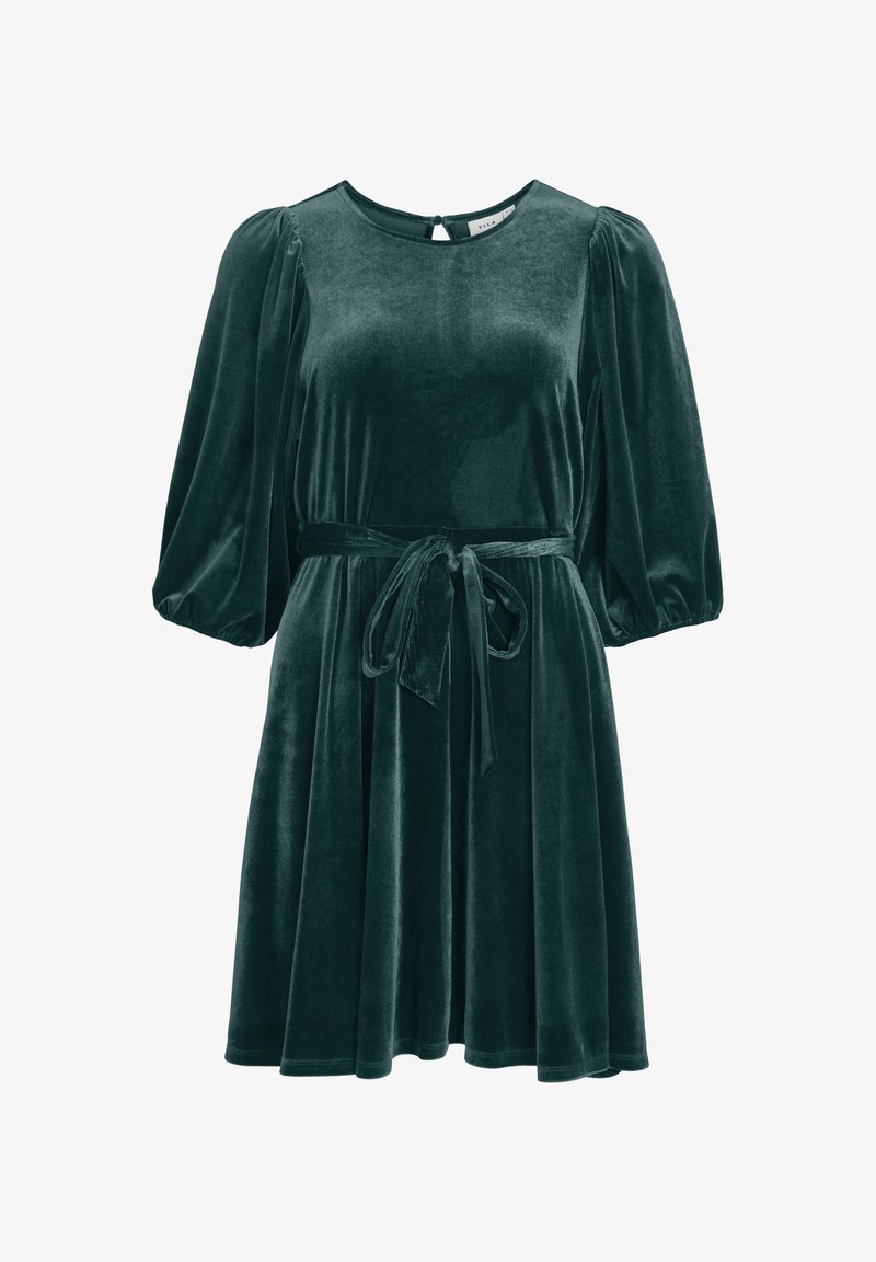 Mörkgrön sammetklänning med rund halsringning, ballongärmar och knytning i midjan, som har en utsvängd kjol och en nyckelhålsknappning bak.