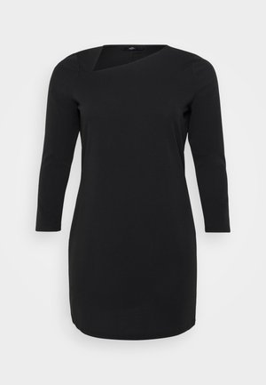 Fekete, térd fölé érő ruha hosszú ujjal, enyhén aszimmetrikus dekoltázzsal és sima, rugalmas anyaggal.