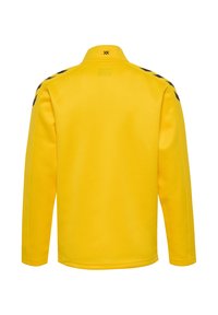 Gelbe langärmelige Jacke mit schwarzen schrägen Streifen auf den Schultern und "XX" in Schwarz auf dem hinteren Kragen aufgedruckt.