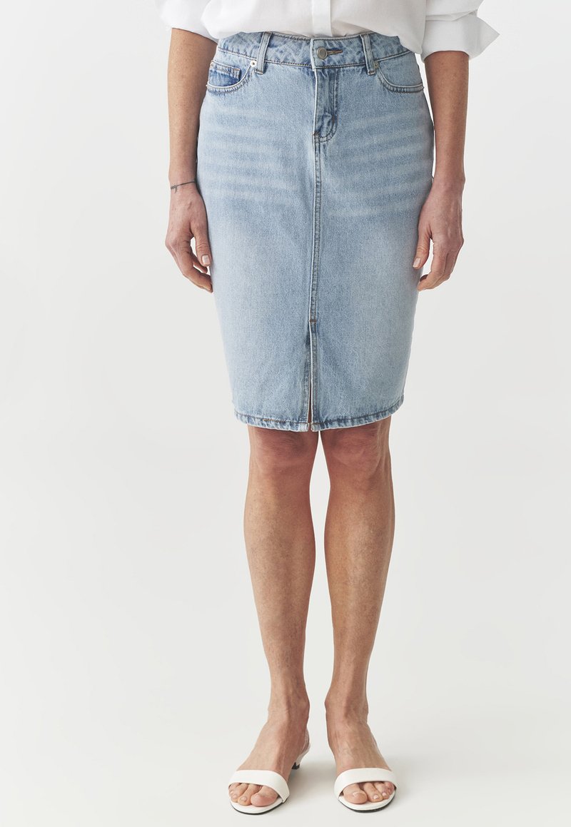 Lichtblauwe denim kokerrok met een middenhoogte tailleband, een rits aan de voorkant en naaddetails. Heeft een aansluitend ontwerp en een onafgewerkte zoom.