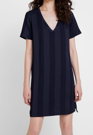 Granatowa sukienka w serek z krótkim rękawem, z pionowymi paskami w kontrastowej fakturze. Prosty krój, długość do kolan.