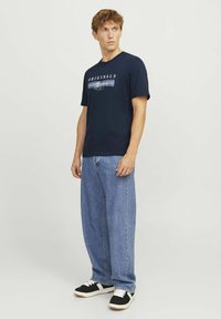 Jack & Jones RUNDHALS - T-shirts print - navy blazer