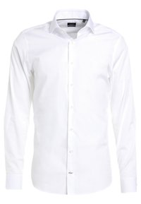 Camisa blanca de manga larga hecha de tela suave. Cuenta con un cuello clásico, cierre frontal con botones y puños con un solo botón. Acabado con un brillo sutil.