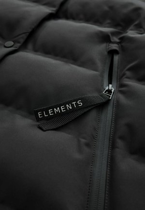 Schwarze Pufferjacke mit strukturiertem Obermaterial, Reißverschlusstasche und einem Stoffetikett mit "ELEMENTS" in weißer Schrift.