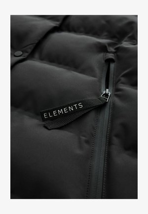 Juodas pūkinis švarkas su tekstūruota paviršiumi, užtraukiama kišene ir audiniu žymeku, kuriame baltais rašmenimis užrašyta "ELEMENTS".