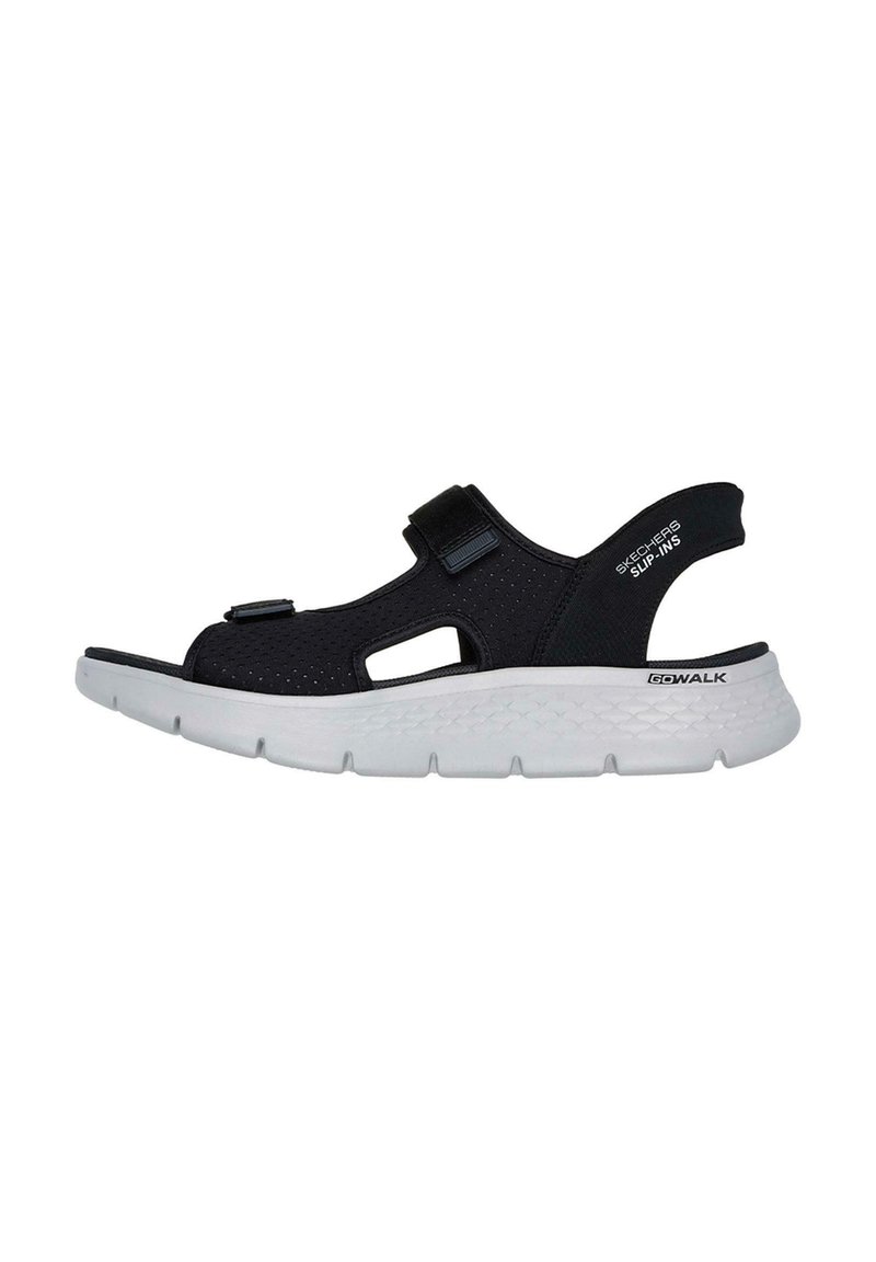 Sandalia deportiva negra con diseño abierto, correas ajustables, suela blanca acolchada y parte superior perforada para transpirabilidad. Notable marca "Go Walk".