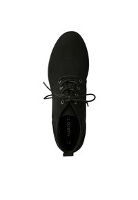 Bottine en suède noir avec bout arrondi, design à lacets et languette à l'arrière pour un enfilage facile. Texture lisse et style minimaliste.