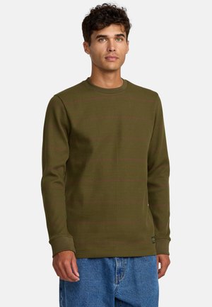 Chemise à manches longues en vert olive côtelé avec de fines rayures horizontales bordeaux, décolleté arrondi et poignets ajustés. Présente une étiquette de logo sur l'ourlet.