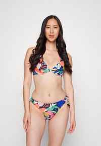 Conjunto de biquíni colorido com um top triangular com padrão floral e laços ajustáveis; parte de baixo com laços laterais e design correspondente.