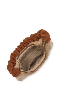 Pochette en daim marron et tissu beige duveteux avec un accent froncé. La fermeture éclair révèle un intérieur beige avec plusieurs compartiments.