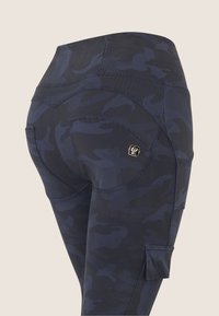 Leggings in camouflage navy con una texture liscia, cuciture piatte, una tasca sui fianchi e un piccolo logo dorato sul retro.