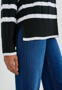 Next CREW NECK  - Pulóver - black and white stripe