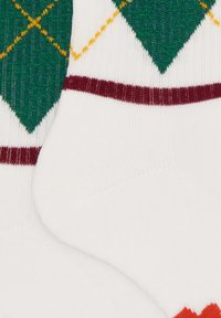 Calze bianche con motivi argyle verde, giallo e bordeaux e strisce nella parte superiore.