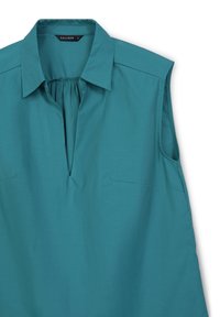 Blusa senza maniche in teal, realizzata in un tessuto leggero, con colletto, parte anteriore plissettata e due piccole tasche sul petto. Texture morbida con una vestibilità comoda.
