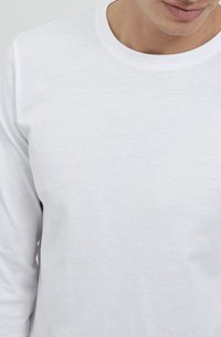 Witte lange mouwen t-shirt gemaakt van zachte stof. Heeft een ronde halslijn en een gladde textuur zonder zichtbare patronen of accenten.
