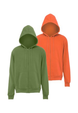 Zwei einfarbige Kapuzenpullover mit Reißverschluss, einer olivgrün vorne und einer orange hinten, auf weißem Hintergrund dargestellt.