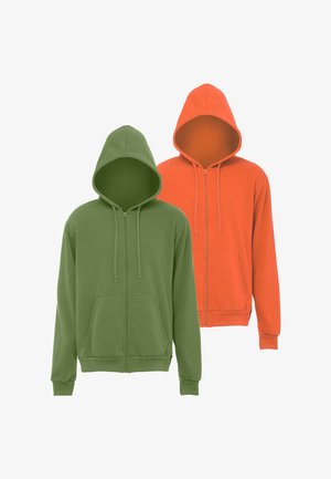 Zwei einfarbige Kapuzenpullover mit Reißverschluss, einer olivgrün vorne und einer orange hinten, auf weißem Hintergrund dargestellt.