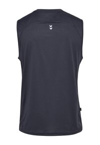 Marineblaues ärmelloses Sporthemd aus strukturiertem Stoff. Mit rundem Halsausschnitt und weißem Chevron-Logo-Detail auf der Rückseite.