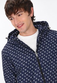 Mo Jachetă subțire - navy/multicolor
