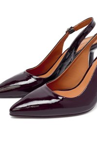 Décolleté in vernice bordeaux con punta affusolata, texture liscia e tacco sottile, caratterizzati da un sottile dettaglio in metallo con fibbia.