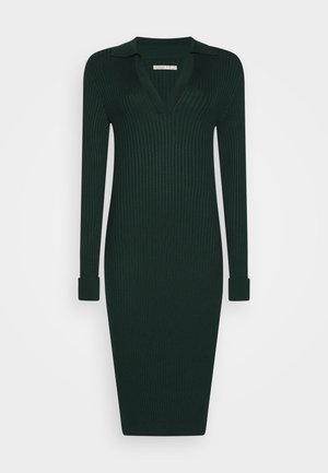Ciemnozielona prążkowana dzianinowa sukienka z długimi rękawami, podwiniętymi mankietami, głębokim dekoltem w kształcie litery V z kołnierzykiem, długość do kolan, dopasowana sylwetka.