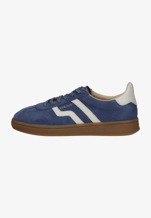 Sneaker blu in suede con strisce bianche e marchio. Suola in gomma. Design con lacci, caratterizzato da accenti testurizzati e una silhouette a profilo basso.