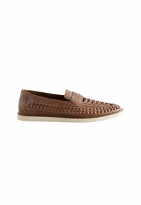 Mocasines de cuero marrón con diseño trenzado, que presentan una suela plana de color claro y un acabado suave en la parte superior.