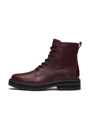 Bottine en cuir rouge foncé à lacets avec semelle et talon noirs, semelle crantée robuste et languette à l'arrière.