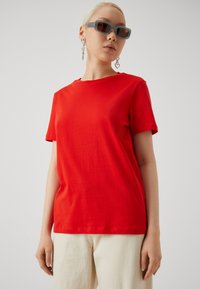 Selected Femme SLFMYESSENTIAL O NECK - Pamata T-krekls - flame scarlet
