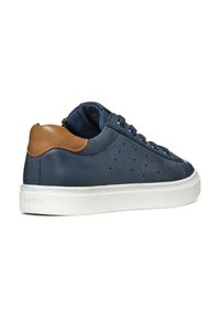 Sneaker in pelle blu navy con accento in pelle marrone sul tallone, suola in gomma bianca e piccoli fori di ventilazione sui lati. Lacci piatti, design minimalista.