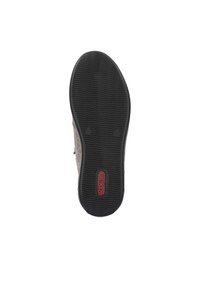Semelle de chaussure en caoutchouc avec une finition noire texturée. Présente un motif en diamant surélevé et un logo rouge, montrant des signes d'usure sur les bords extérieurs.