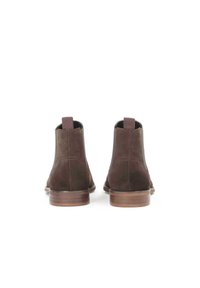 Botas Chelsea de ante marrón con paneles laterales elásticos y una pestaña en el cuello, que cuentan con una punta redondeada y un tacón de madera apilada.