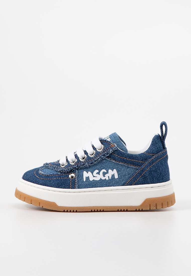 Sneaker in denim con lacci bianchi e logo "MSGM", con suola bianca spessa e suola in gomma naturale. Parte superiore in denim blu con dettagli di cucitura.