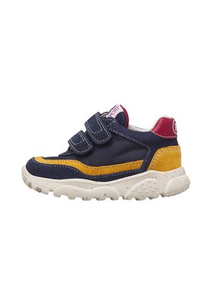 Scarpa da ginnastica per bambini blu navy, gialla e rossa con suola bianca macchiata e due strisce con chiusura a velcro sul lato.