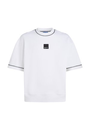 Hvid kortærmet sweatshirt med rund hals, med en sort firkantet logo-patch og sorte syningdetaljer ved halsen og ærmerne.