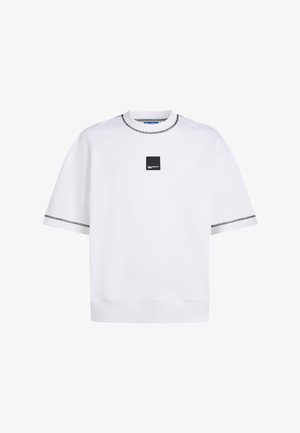 Sweatshirt alb cu mâneci scurte și guler rotund, având o etichetă logo pătrată neagră și accente de cusături negre la nivelul gâtului și mânecilor.