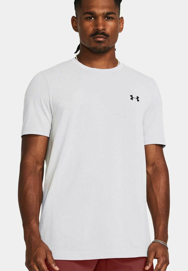T-shirt blanc à manches courtes et col rond, avec une finition texturée subtile et un logo Under Armour noir sur la poitrine gauche.