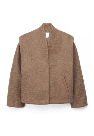 Chaqueta marrón de mezcla de lana con textura, mangas largas, collar ancho y dos bolsillos de ojal delanteros, mostrada extendida sobre un fondo blanco.