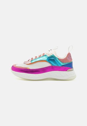 Zapatilla blanca con detalles metálicos en rosa, teal, morado y naranja, suela gruesa y tiradores en el talón y la lengüeta, vista lateral.