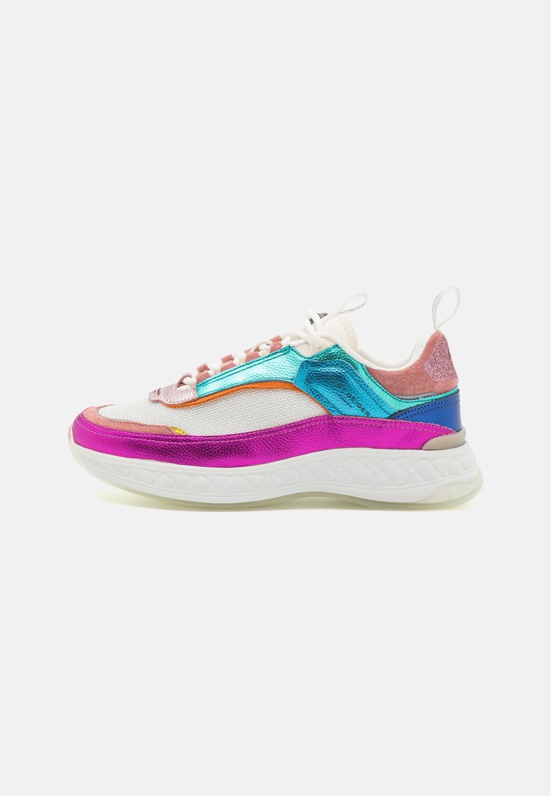 Baskets blanches avec accents métalliques rose, turquoise, violet et orange, semelle épaisse, boucles pour tirer au talon et sur la languette, vue de côté.