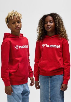 Rode sweatshirts met capuchon, gemaakt van een katoenmix, met een zak aan de voorkant en een wit logo. Draag ze met denim broeken, in een studio-omgeving.